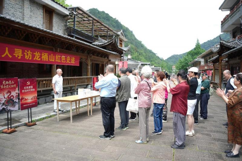 【红色典籍慰龙栖山赤魂 红星故事续写使命初心——革命先辈后代寻访龙栖山侧记】图3